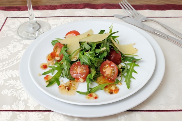 Salade van rucola en cherrytomaatjes met parmezaansaus