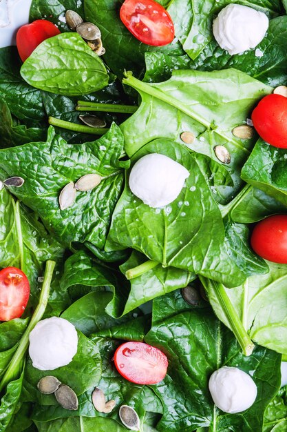 Salade van spinazie, tomaten en mozzarella