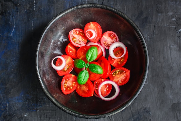 salade van tomaat en basilicum