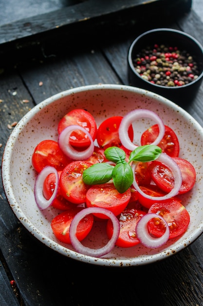 salade van tomaat en basilicum