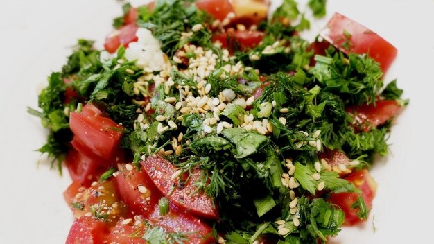 Salade van tomaten, komkommers en dille met sesamzaadjes en olijfolie soft focus op gedetailleerde randen