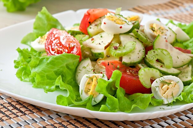 Salade van tomaten, komkommers en kwartelleieren