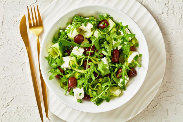 Salade van tuinboon feta kaas rucola en komkommer