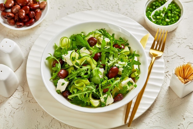 Salade van tuinboon feta kaas rucola en komkommer