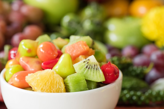 Salade van vers fruit en groenten voor gezond eten