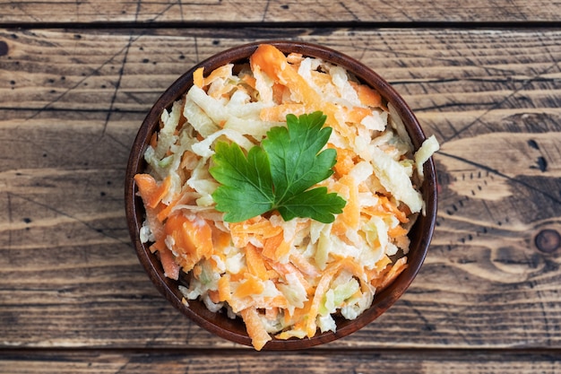 Salade van vers geraspte wortelen en groene radijs met saus