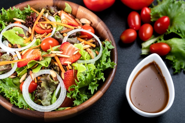 Salade van verschillende groenten in een houten kom