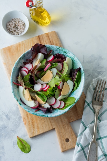 Salade van verse bladeren in een keramische plaat