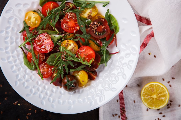 Salade van verse, gekleurde kerstomaten met rucola