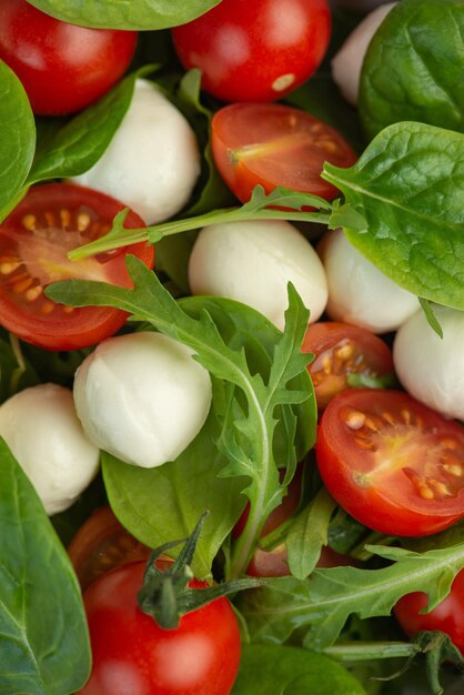 Salade van verse groenten en kruiden met mozzarella