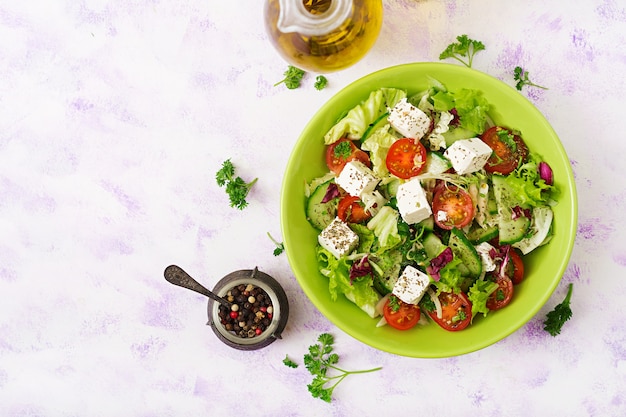 Salade van verse groenten in Griekse stijl. Dieetmenu