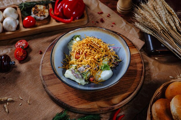 Salade van verse groenten met fijngesneden aardappelen in paneermeel Bovenaanzicht