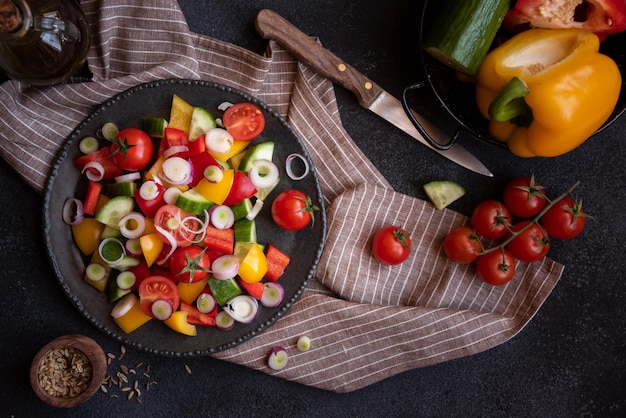 Salade van verse groenten met tomaten, paprika's, komkommers en andere ingrediënten, gezond eten