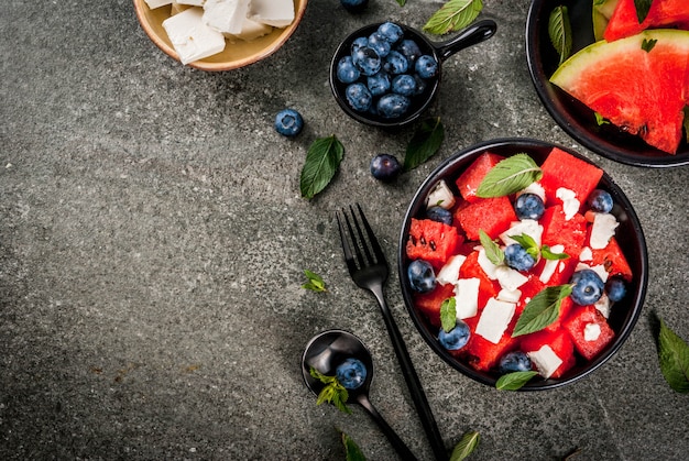 Salade van watermeloen, feta en verse bessen