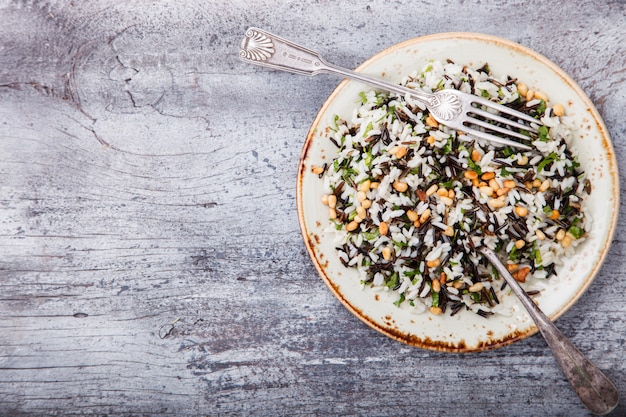 Salade van witte en wilde rijst met pijnboompitten en kruiden