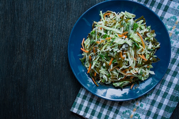 Salade van witte kool, zeekool en verse wortelen gekruid met olijfolie