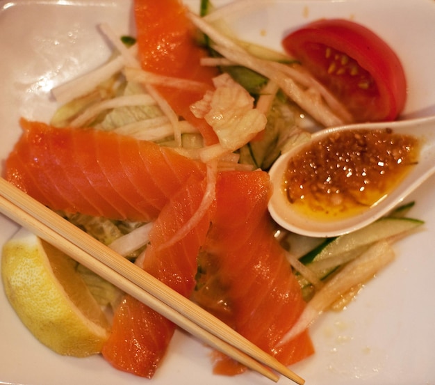 Salade van zalm en groenten