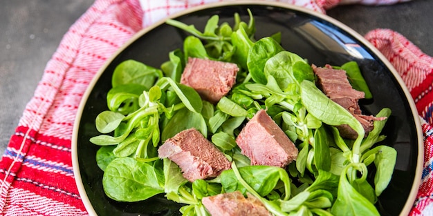 salade varkenstong groene salade bloemblaadjes mix keuken verse gezonde maaltijd eten snack dieet op tafel