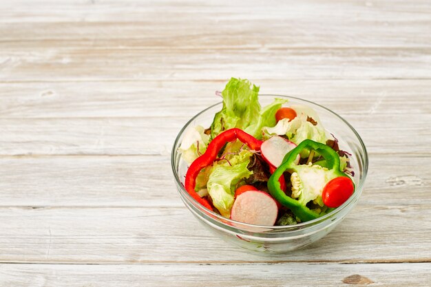 salade verse groente met een glas