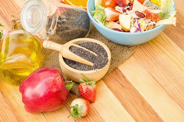 Salade verse groenten en fruit op houten tafel