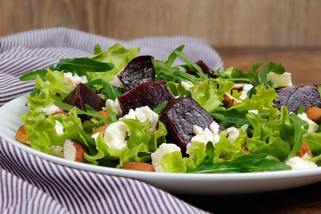 Salade vinaigrette met bietensla rucola feta en amandelen