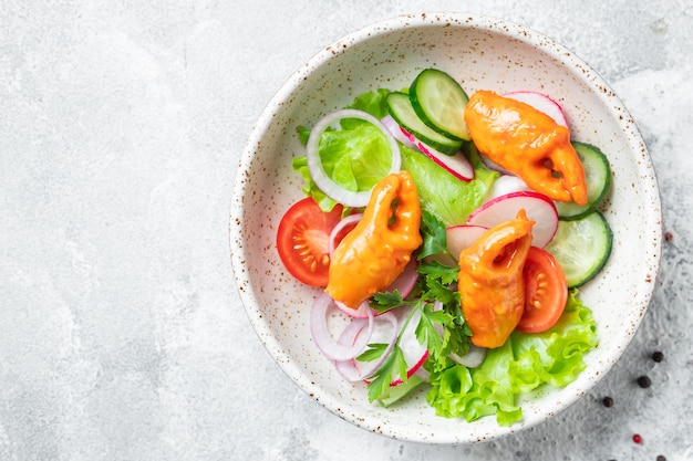 salade zeevruchten groenten en krabscharen, surimi krabsticks tomaat, komkommer, sla