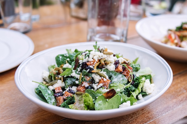 Salade zwarte olijven en geitenkaas