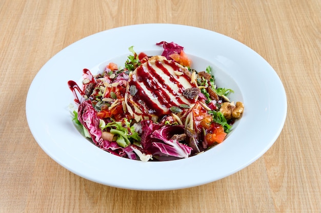 Saladebord met geitenkaas