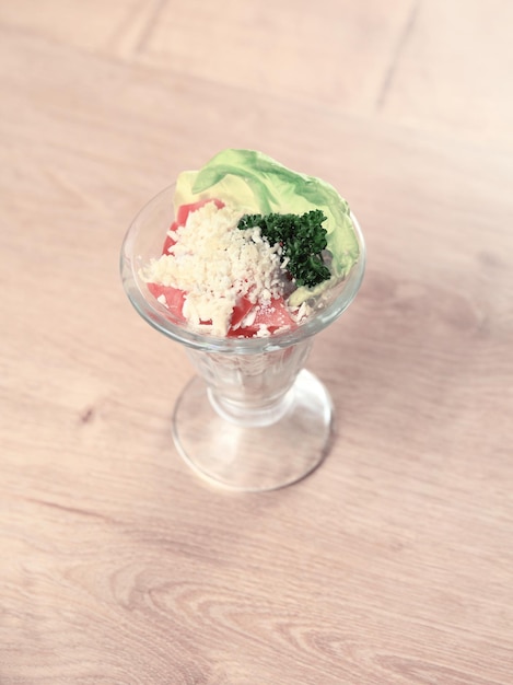 Saladecocktail met de kip en groenten op houten achtergrond