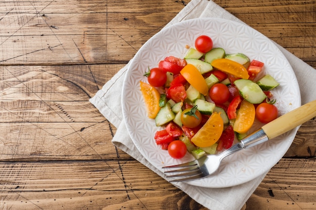 Saladekomkommers met tomaten