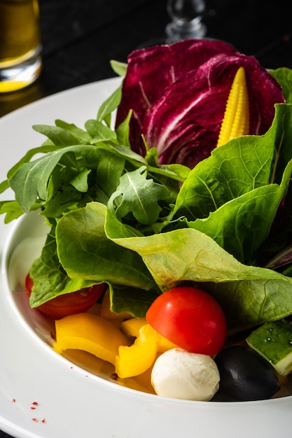 Salademix met kerstomaatjes, paprika, olijven en Ciligini-kaas.