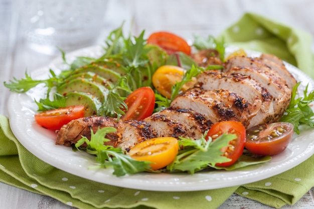 Saladeplaat met kleurrijke tomaten, kipfilet en avocado