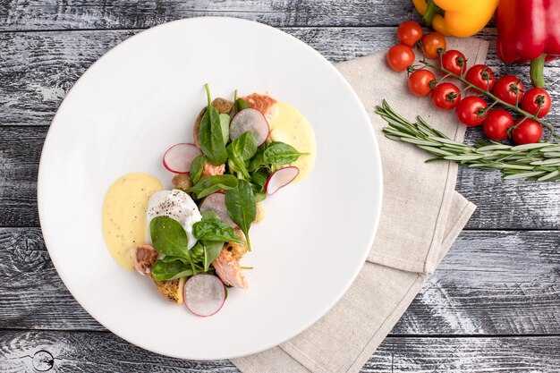 Saladesalade van verse groenten op een witte houten bovenaanzicht als achtergrond