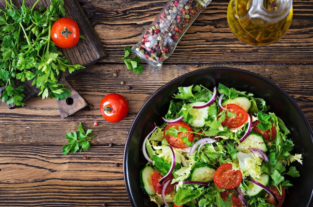 Saladetomaten, komkommer, rode uien en slabladeren.