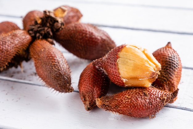 Salak (Salacca zalacca) is een tropisch fruit.