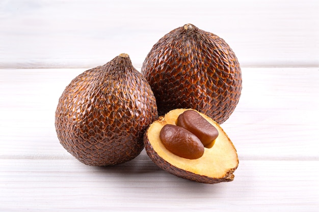 Salak (Salacca zalacca) of Snake fruit geïsoleerd op houten achtergrond