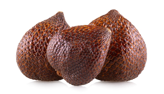 Salak (Salacca zalacca) 또는 흰색 배경에 고립 된 뱀 과일