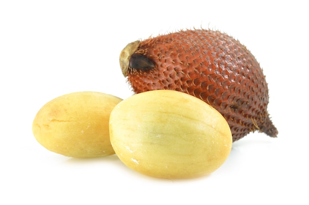 Salak snake fruit geïsoleerd op wit