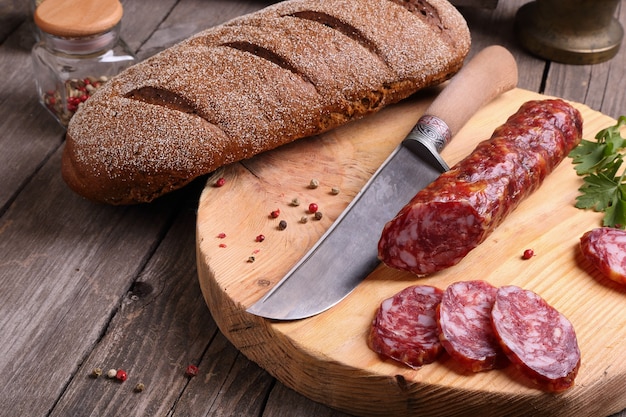 Pane al salame e un coltello sul tavolo della cucina