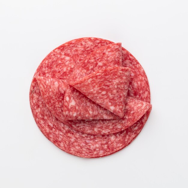 Salami geïsoleerd op witte achtergrond