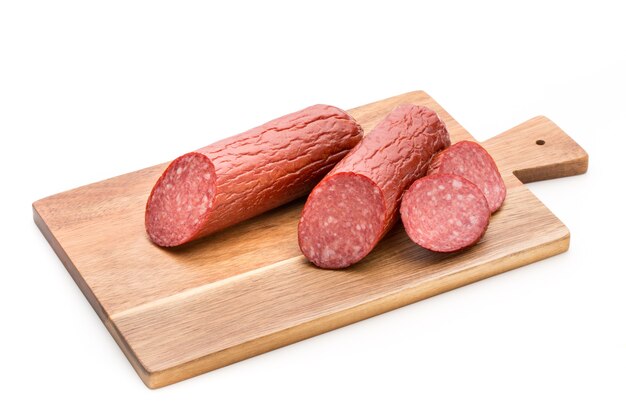 Salami gerookte worst, basilicumbladeren geïsoleerd