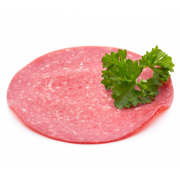 Foto salami gerookte worst één plak die op wit knipsel wordt geïsoleerd als achtergrond.