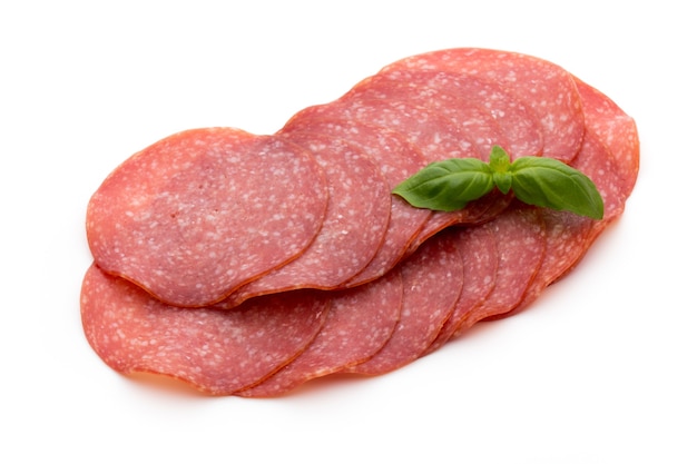 Salami gerookte worstplakken die op wit knipsel worden geïsoleerd als achtergrond.