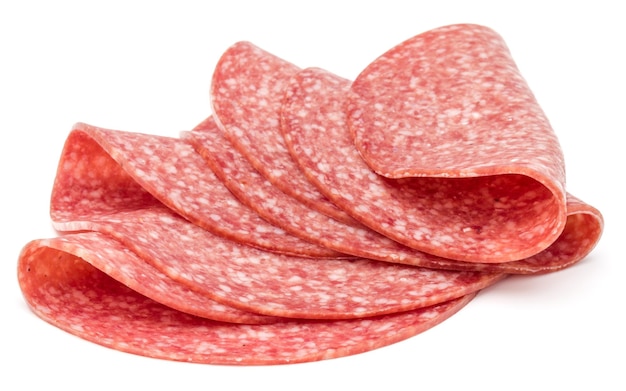 Salami gerookte worstplakken die op witte achtergrond worden geïsoleerd