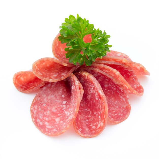 Salami gerookte worstplakken geïsoleerd op een witte achtergrond.