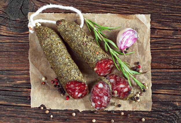 Salami gesneden met peper en rozemarijn