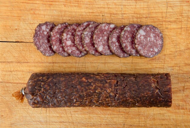 Salami gesneden op een houten bord