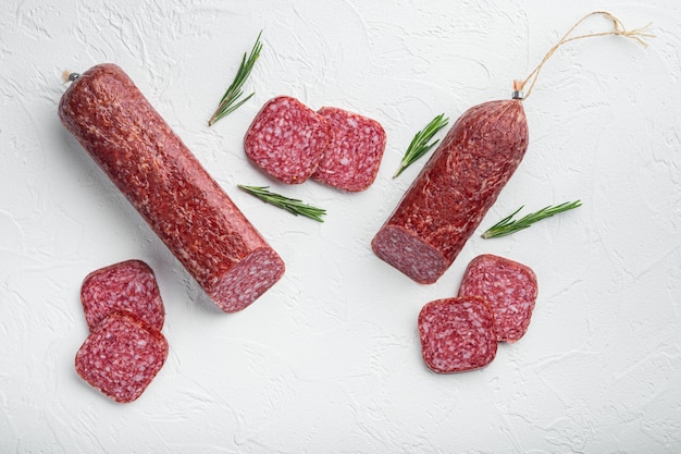 Salami met ingrediëntenset, op witte stenen tafel, bovenaanzicht plat gelegd