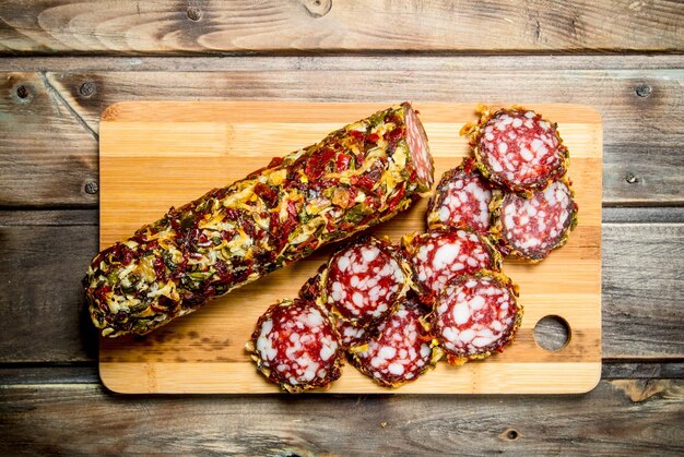 Salami met specerijen en kruiden op het bord