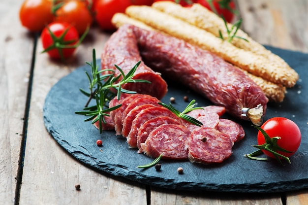 Salami op de houten tafel